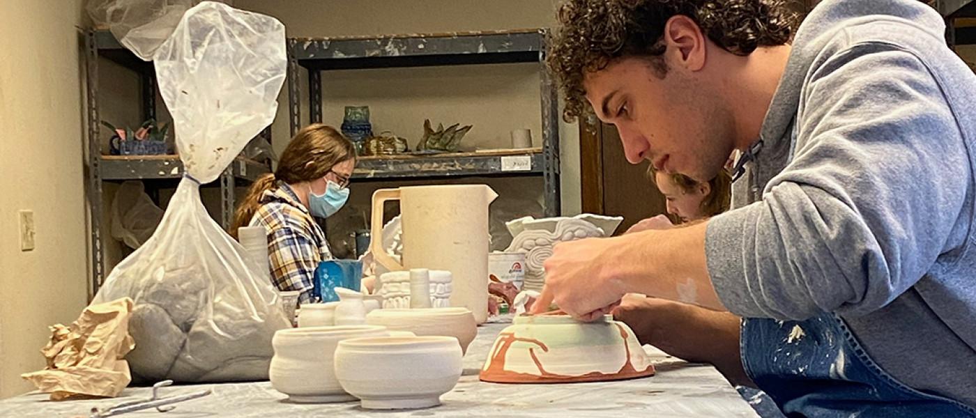一个学生在做陶器