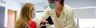一名联合国卫生专业的学生正在给病人接种疫苗